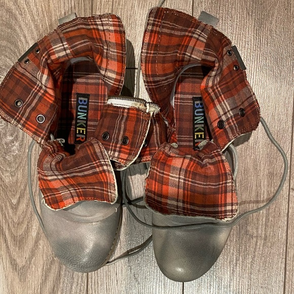 Bunker Footwear Women’s Grey Leather Ankle Bootie w/Orange Plaid Lining Size: 7 - Picture 7 of 8